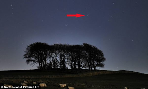 本周六,科学家宣布ISON彗星进入了“全爆发模式”,这意味着彗星的亮等会大幅度增加,图中显示的为在英格兰北部达拉姆郡附近拍摄到的ISON彗星。