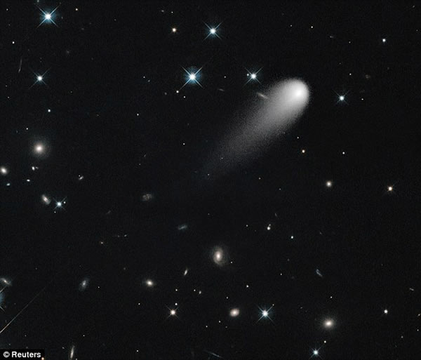 与海尔-波普彗星相比,ISON彗星与太阳的距离更近,是前者的100倍左右,而海尔-波普彗星是上个世纪出现的肉眼可见彗星,达到了创纪录的18个月,并在1997年达