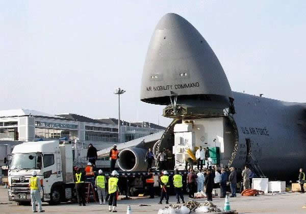 GPM卫星由美军大型运输机C5运抵日本北九州机场