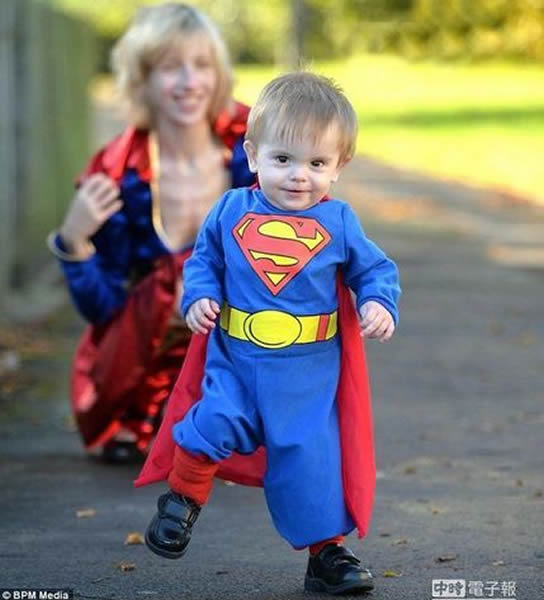 英国“小神童”乔纳森,聪明的他7月大就会叫“妈妈”,1岁大时就懂得如何操作笔记本电脑。