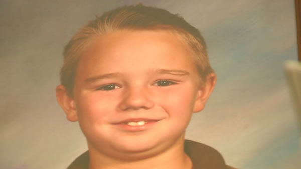 美国龙卷风死亡男童被拍到现身堂妹身后?