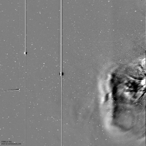 这张照片由美国宇航局STEREO-A 飞船于11月22日拍摄,图像右侧可以看到太阳发生了一次猛烈的日冕物质抛射(CME)。在图像左方,ISON彗星已经进入视野范