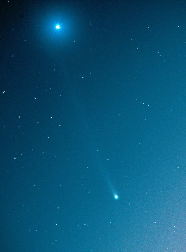 11月18日,摄于美国新墨西哥州的ISON彗星。