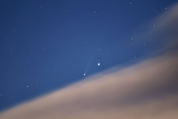 11月18日,摄于意大利的ISON彗星。