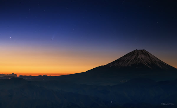 11月22日,摄于日本富士山的ISON彗星。