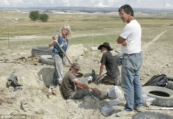 掘这只梁龙的古生物学家小组