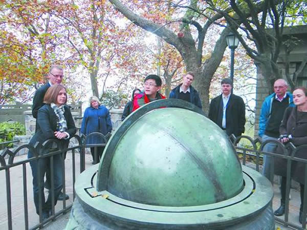 天球仪,又名浑天仪或浑象。东汉张衡(公元78~139年)曾建造过。1900年八国联军入侵北京,古观象台被劫殆尽。1903年,清政府复制此仪后转至南京。