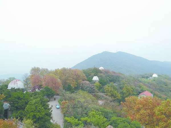 群山之间的“白色小蘑菇”——光学望远镜。