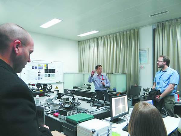 澳大利亚科研人员正在饶有兴趣地观看中科院国家天文台南京天文光学技术研究所望远镜研发实验室。