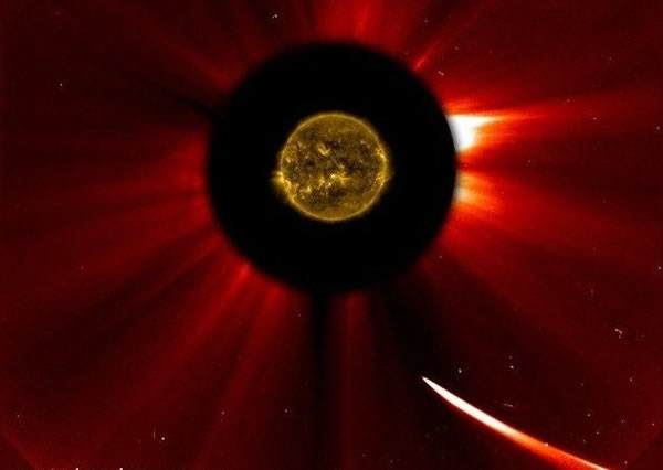 这是“太阳和太阳风层探测器”拍摄到的“艾森”彗星接近太阳时的情景。