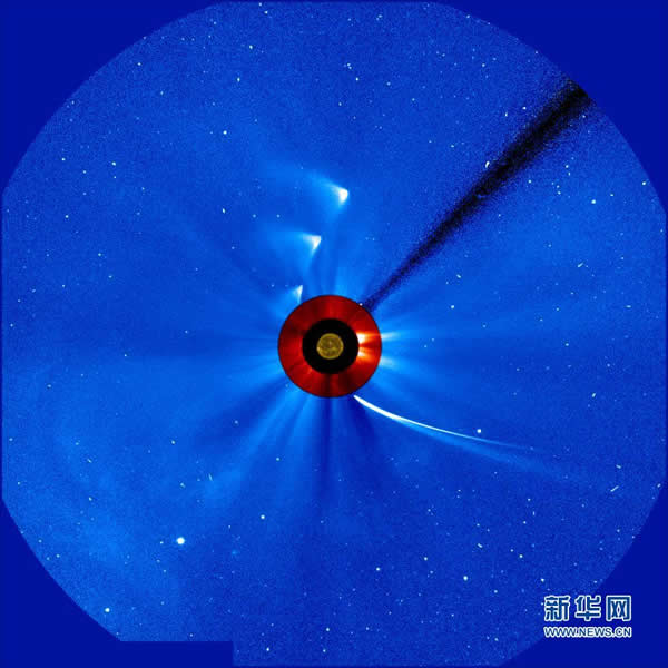 这张图片显示由一系列间隔拍摄的照片合成的“世纪彗星”ISON的飞行轨迹图。
