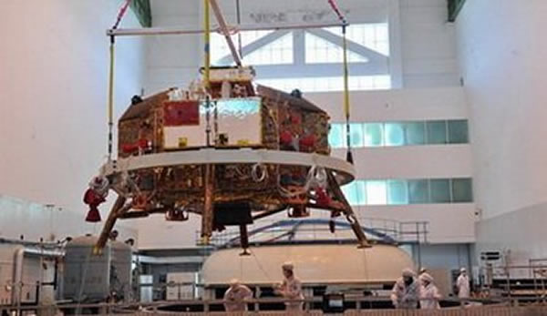 热测试时拍摄的嫦娥三号,着陆器底部可见主发动机喷口,发动机具有1500~7500牛变推力功能,满足落月过程中精确控制的需要。