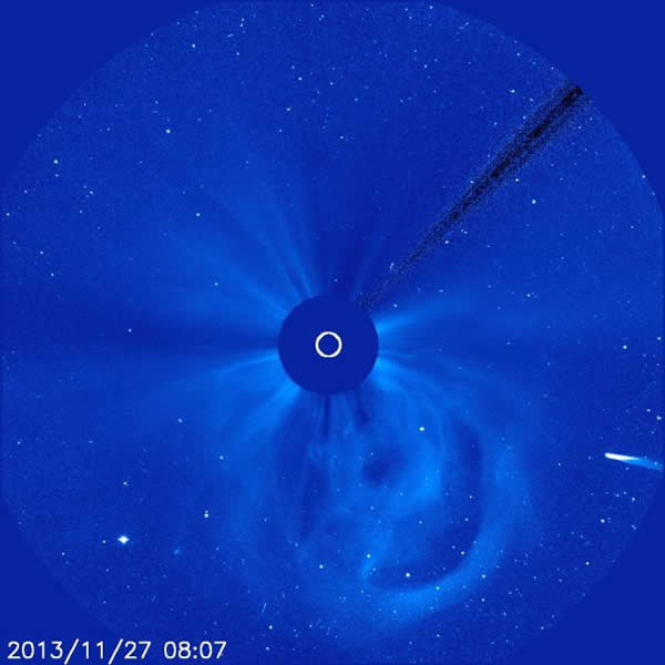 图为11月27日早,ISON彗星开始进入“太阳与日光层探测器”(SOHO)视场。