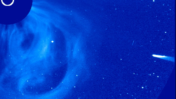 图为ISON彗星开始进入“太阳与日光层探测器”(SOHO)视场。