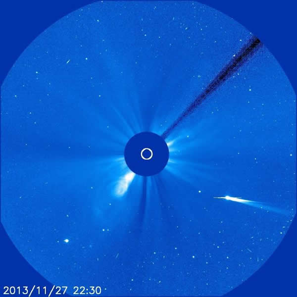 图为11月27日晚,ISON彗星的彗尾基本全部进入“太阳与日光层探测器”(SOHO)视场。