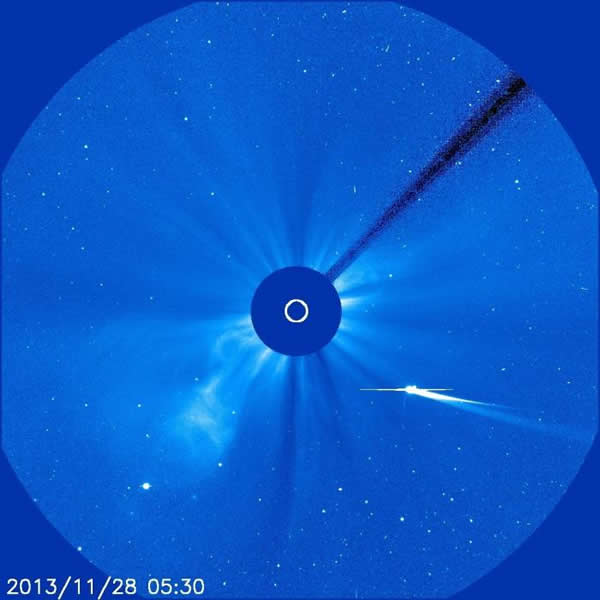 图为11月28日凌晨,ISON彗星在逐渐接近太阳。