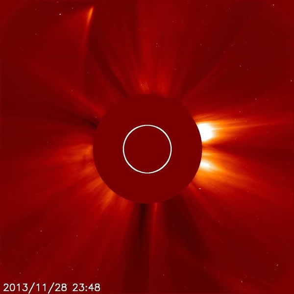 图为11月28日晚接近12点,ISON彗星重新出现在SOHO LASCO C2的图像上。