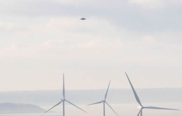 英国德文郡Fullabrook风电场上空惊现神秘飞碟状UFO