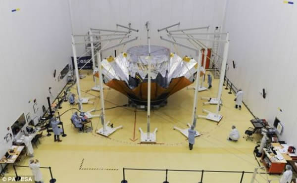 “盖亚”号任务将历时5年,在设计上旨在发现数千颗此前未知的天体,包括爆炸的恒星、环绕其他恒星运行的行星以及地球附近的小行星。照片中,“盖亚”号正在接受测试