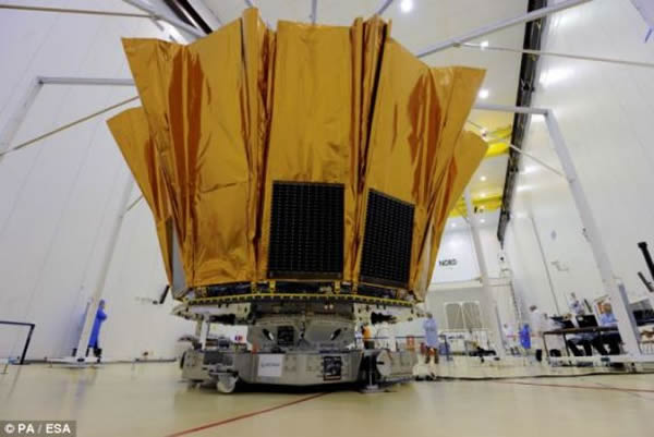 在缓慢旋转过程中,“盖亚”号的两架望远镜将对整个夜空进行扫描。“盖亚”号将成为迄今为止送入太空的体积最大的数码相机。这项任务获取的数据足以装满3万多个CD RO