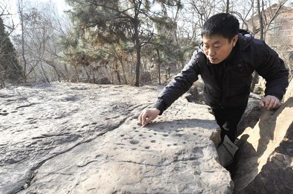 鞍山市海城厝石山公园巨石上发现旧石器时代天文图?