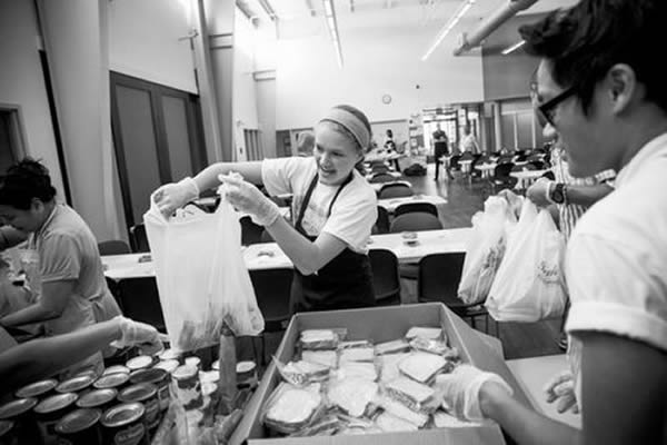 一位志愿者在新泽西州卡姆登的大教堂厨房为流浪者打包食物