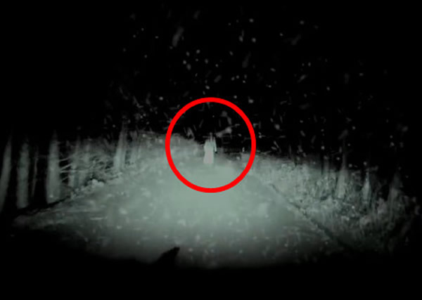 日本“恐怖雪道”中站着白衣女子...