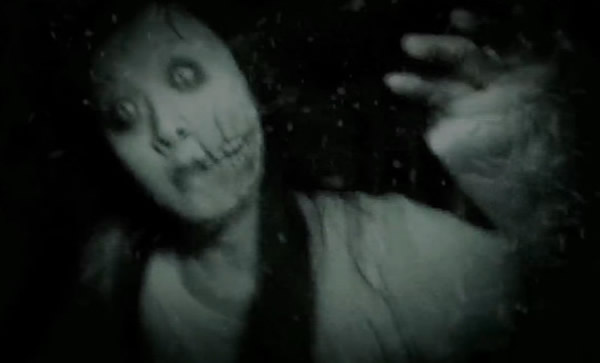 日本“恐怖雪道”中站着白衣女子...