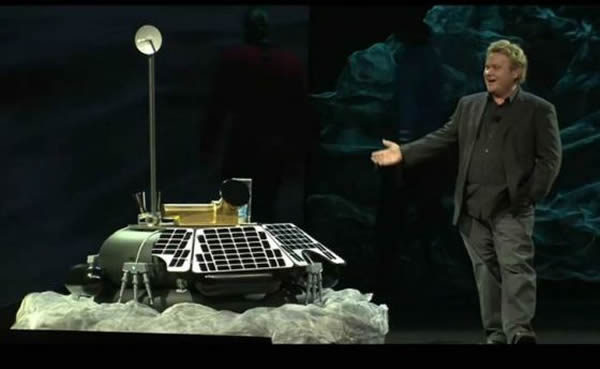 月球快车公司联合创始人,同时也是首席执行官的鲍勃-理查兹5日在拉斯维加斯展示MX-1月球登陆器的一个模型