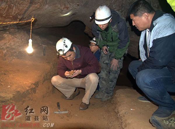 11月27日,蔡演军研究员一行在道县乐福堂乡福岩洞采集碳酸盐沉积物。