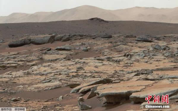 2013年12月9日,NASA公布的“好奇号”机器人拍摄到的火星盖尔环形山图片以及NASA绘制的模拟图。科学家表示,好奇号在附近进行勘探并且发现可能存在水的可能