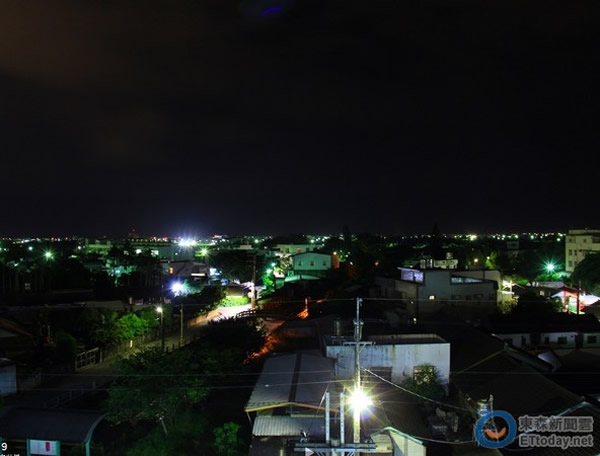 Frank拍摄到的照片夜空上方出现疑似幽浮照,由于背景漆黑,建议由往下看较清楚。(图/云友frank提供 ,请勿随意翻摄拷贝。)