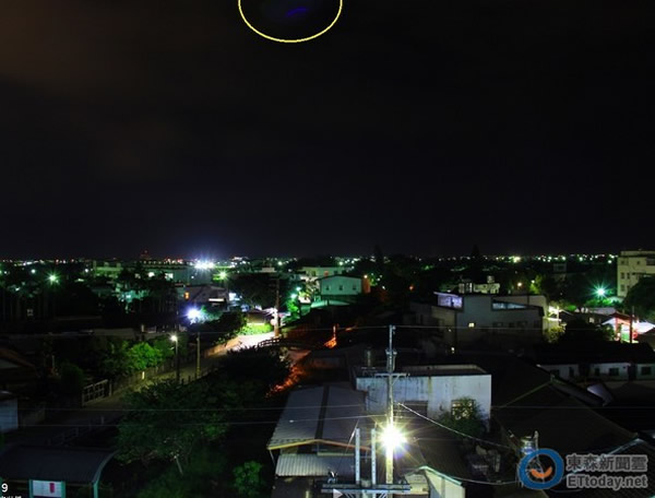 照片第一张,夜空上方出现半个幽浮形状。(图/云友frank提供《ETtoday东森新闻云》专用,请勿随意翻摄拷贝。)