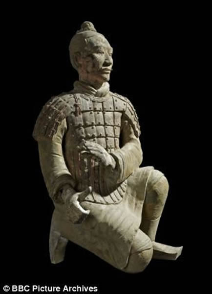 在秦始皇之前,中国从未出现过真人大小的雕像。尼克尔认为这一想法来自于亚历山大大帝的宣传活动