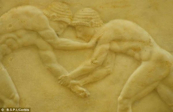 一个大理石浮雕,展示了两名摔跤手。尼克尔表示:“中国第一位皇帝的兵马俑很有可能是古希腊和中国早期交往的结果。”