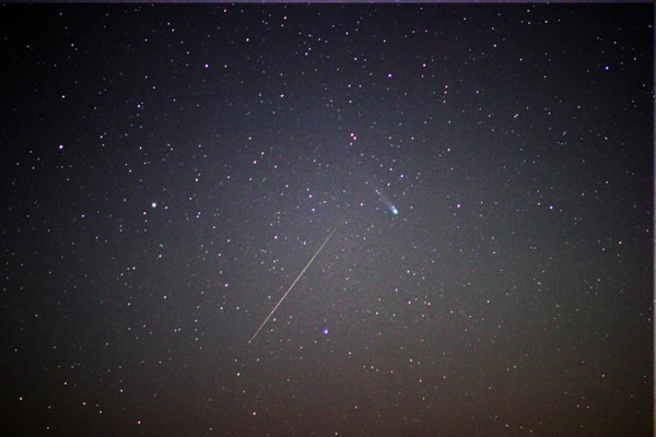 12月12日,拍摄于美国的流星与彗星。