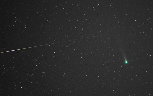 11月25日,拍摄于中国云南的流星与彗星。