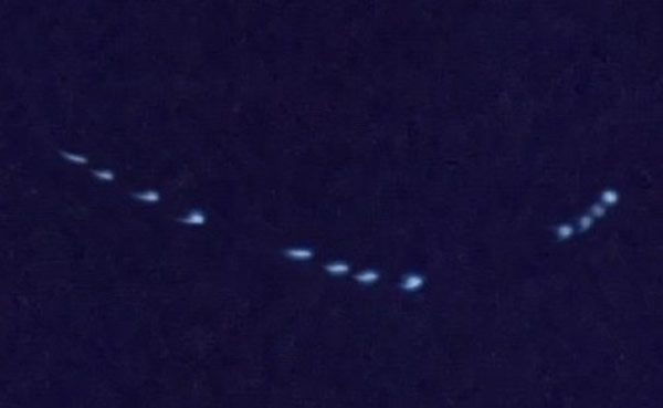 澳大利亚昆州市民出门倒垃圾拍摄到天空中出现一些奇怪光点