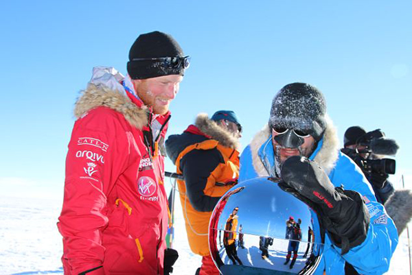 英国哈里王子和南极探险队终于登顶南极