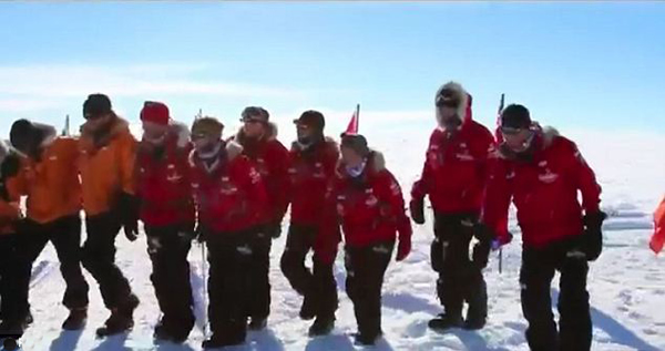 英国哈里王子和南极探险队终于登顶南极