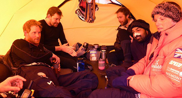 英国哈里王子和南极探险队终于登顶南极