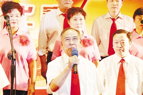 退休后,李玉昌积极参加单位的文艺演出。