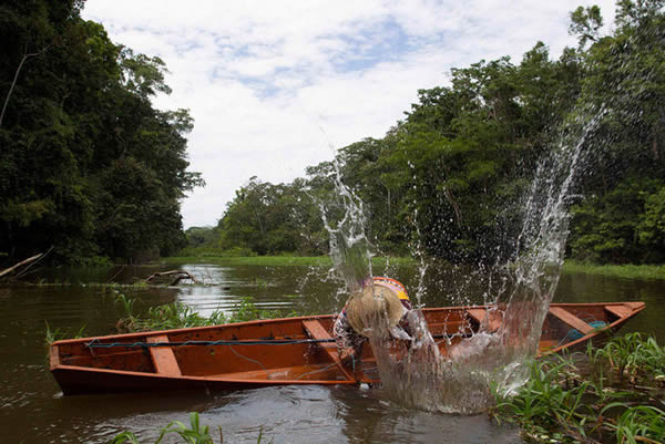 巴西索利蒙伊斯河渔民捕杀巨滑舌鱼
