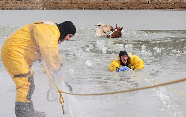 美国消防员用电锯破冰救助被困小马