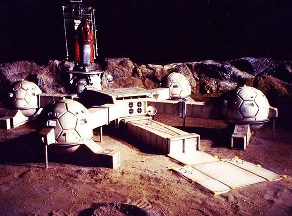 大规模开发月球表面资源时就需要大量的电力供应,如何获得足够而且经济的能量源是个大问题,聚变和裂变反应固然能产生大量能量,但在月球上建造一个核反应堆造价不菲,行星