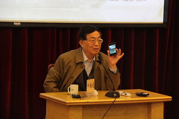 叶培建向观众展示嫦娥三号传回来的尚未对外发布的月球最新图片。