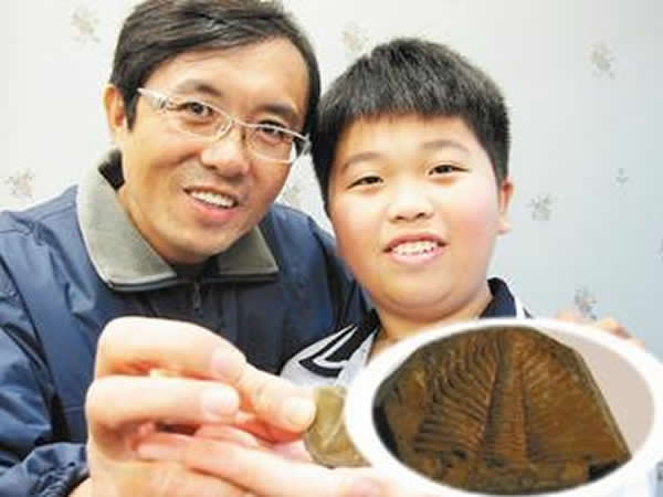 华顺发(左)认为学生张其昌(右)找到的化石应该是三叶虫,但科博馆认为不可能,因为三叶虫活动的年代比台湾岛诞生早数亿年。
