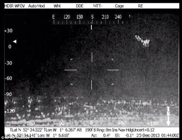 圣诞节当天英国天空惊现圣诞老人驾雪橇飞奔画面