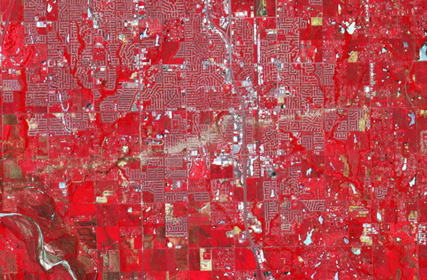 2013年6月2日Terra卫星拍摄到美国俄克拉荷马州遭受EF-5级龙卷风肆虐的情景,5月20日,这场龙卷风侵袭该地区,导致24人死亡,377人受伤,造成20亿