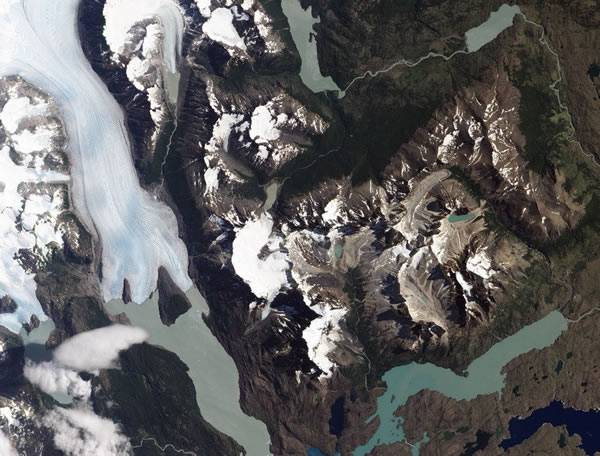 2013年1月21日,地球观测-1卫星拍摄到的智利Torres del Paine国家公园。